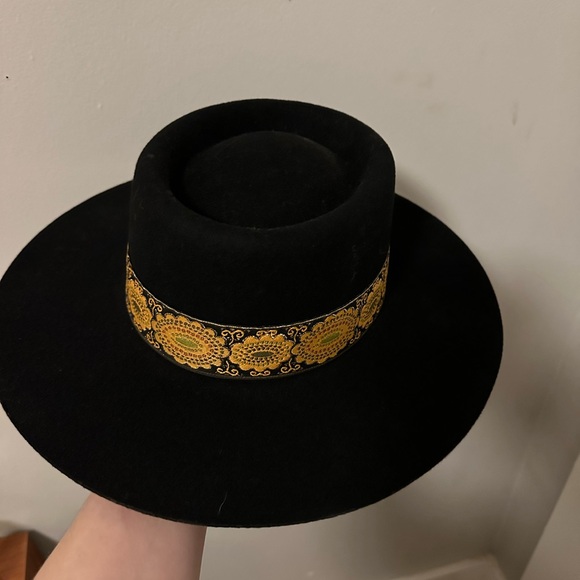 Lack of Color Lolita Hat - Picture 2 of 3